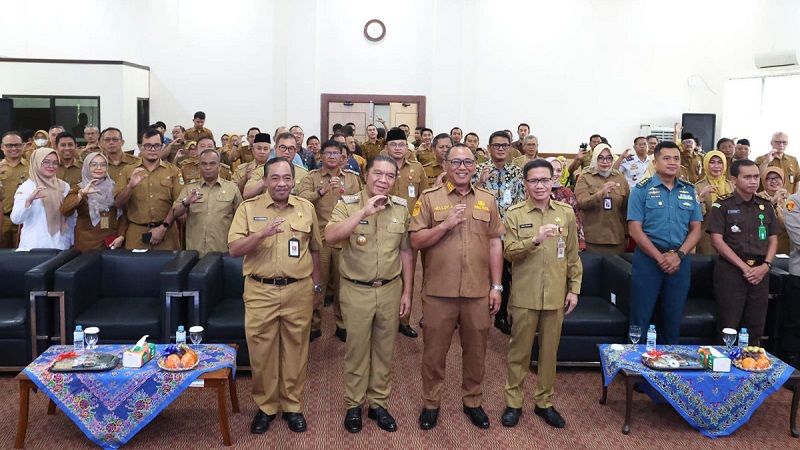 Pj Gubernur Banten Al Muktabar menyaksikan penandatangan serahterima Pjs Walikota Cilegon kepada Helldy Agustian. [Foto: Adpimpri Setda Banten/RMB]