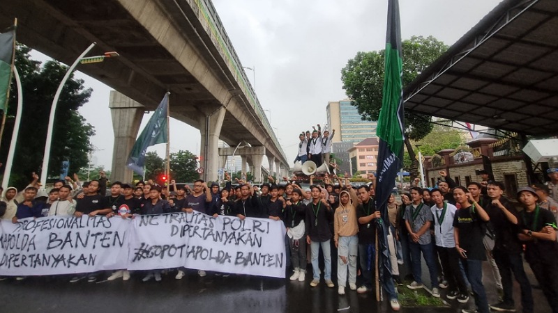 Masa aksi HMI Cabang Serang di Mabes Polri, mendesak netralitas dan evaluasi di Polda Banten. [Foto: AMR/RMN]