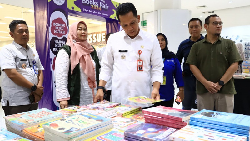 Pj Bupati Tangerang Andi Ony saat meninjau acara Book Fair Tangerang Gemilang 2024. [Foto: Dok Pemkab/RMJ]