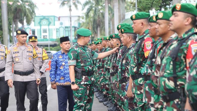 Komandan Korem 052/Wijayakrama Brigjen TNI Krido Pramono memeriksa jajarannya dalam Apel Gelar Pasukan menyambut Polkada 2024. [Foto: Dok Pemkot/RMB]