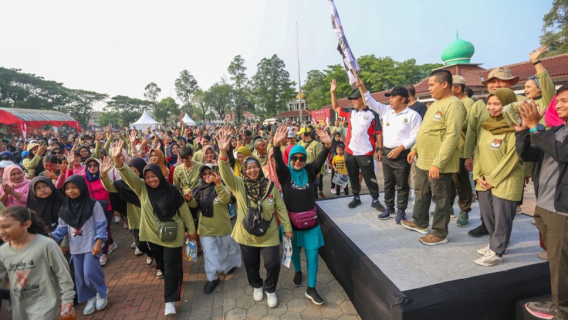 Pj Gubernur Banten Al Muktabar melepas jalan sehat KPU Banten. [Foto: Adpimpro Setda Banten/RMB]