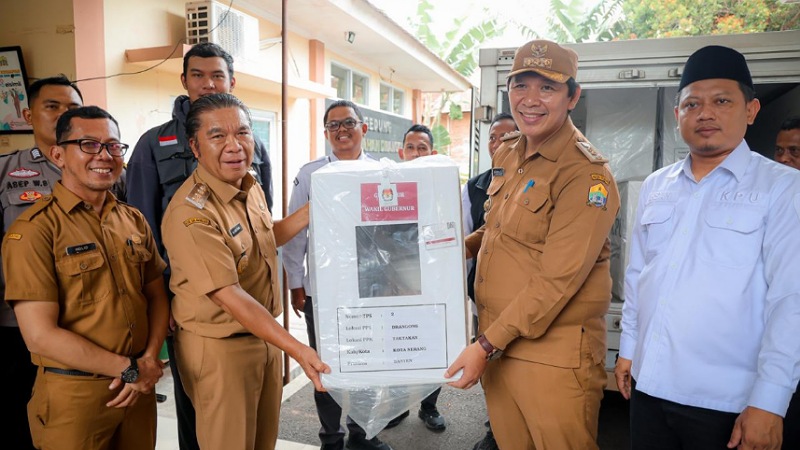 Pj Gubernur Banten Al Muktar mengecek kesiapan logistik Pilkada Banten, jelang pencoblosan. [Foto: Adpimpro Setda Banten/RMB]