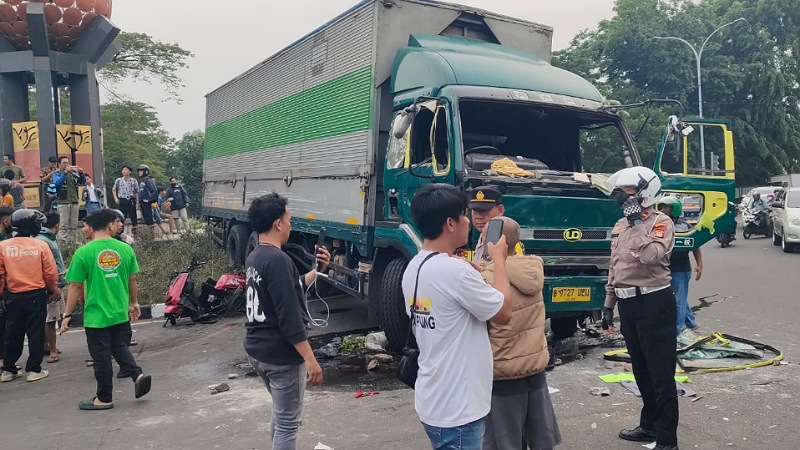 Kecelakaan Maut di Cipondoh, Supir Truk Kotainer Ugal-ugalan 'Sekarat' Diamuk Massa