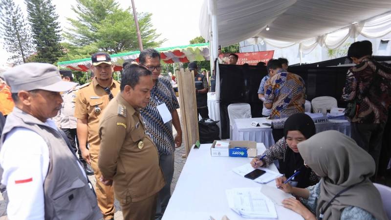 Pj Walikota Tangerang saat melakukan pemantauan pencoblosan di TPS. [Foto: Sok Pemkot/RMB]