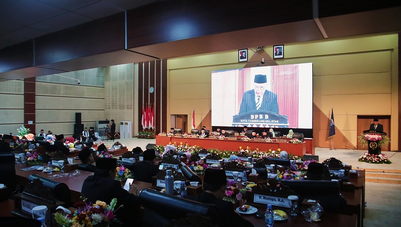 Walikota Tangerang Selatan dalam rapat paripurna DPRD Kota Tangsel memperingati hari jadi ke-16 Kota Tangsel. [Foto: Dok Pemkot/RMN]