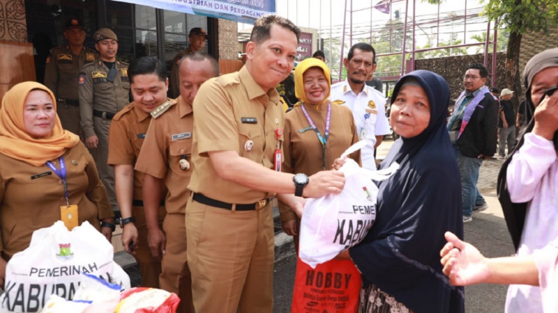 Pj Bupati Tangerang Andi Ony dalam acara  Gerakan Pangan Murah (GPM) di Kecamatan Balaraja. [Foto: Dok Pemkab/RMB]