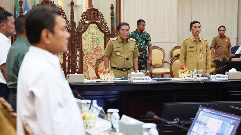 Pj Gubernur Banten Al Muktabar aat  Rapat virtual Koordinasi Pengendalian Inflasi Daerah. [Foto: Adpimpro Setda Banten]