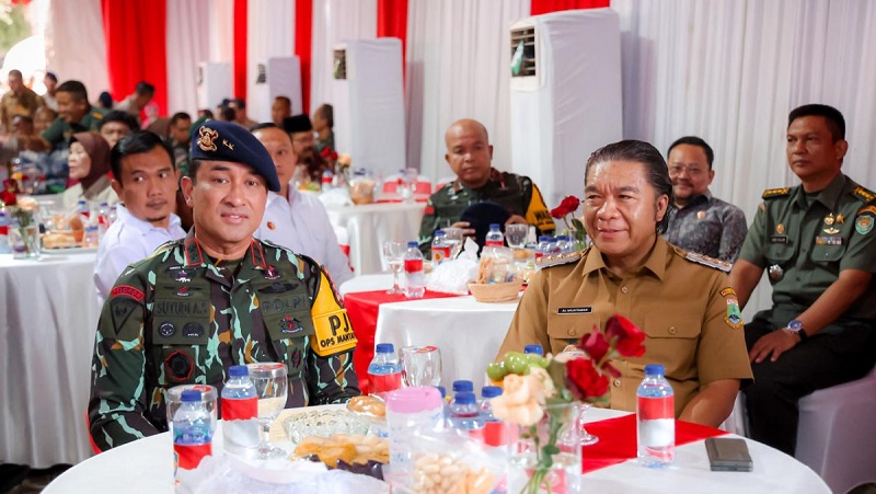 Pj Gubernur Banten Al Muktabar satu meja dengan Kapolda Banten Irjen Pol Suyudi Ario Seto saat syukuran HUT Korps Brimob ke 79. [Foto: Adpimpro Setda Banten/RMB]