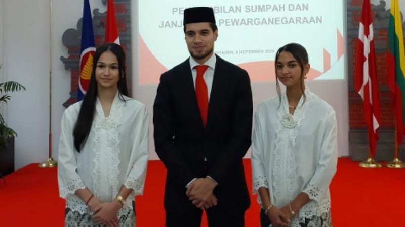 Pesepakbola Kevin Diks, Estella Loupattij dan Noa Leatomu resmi jadi WNI usai mengambil sumpah Kedutaan Besar Indonesia di Kopenhagen, Denmark. [Foto: Dok PSSI/RMN]