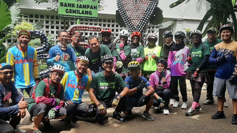 Acara Seruling Serpong di Puspitek Tangerang Selatan, bersepeda sambil menanam pohon. [Foto: KDP/RMB]