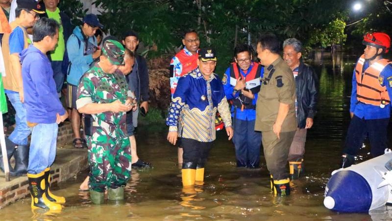 Pj Walikota Tangerang Nurdin turun memantau banjir anjir di Kecamatan Periuk. [Foto: Dok Pemkot/RMB]