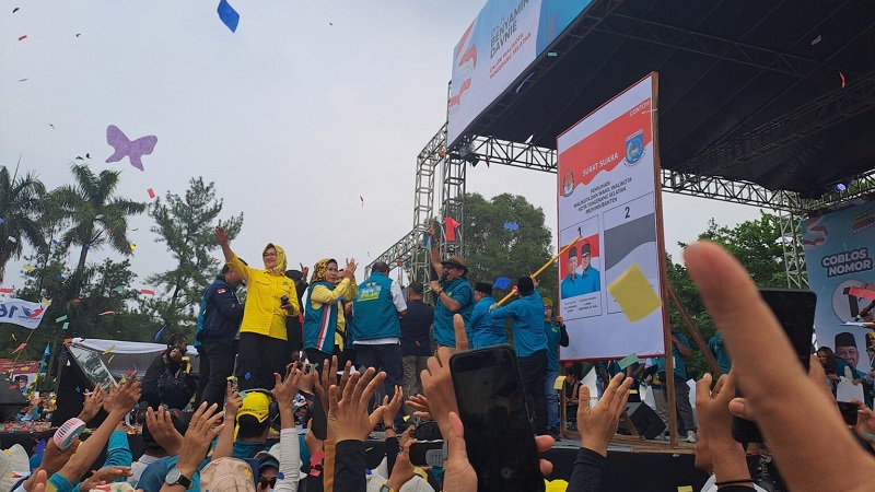 Cagub Banten Airin Rachmi Diany menkampayekan Benyamin-Pilar di Pilakada Tangsel. [Foto: AMR/RMN]