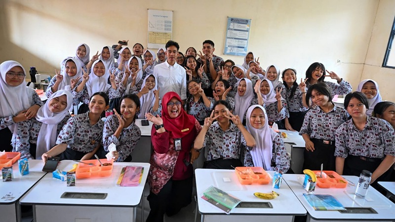 Wpres Gibran Rakabuming Raka saat meninjau makan bergizi gratis di SMKN 3 Tangerang. [Foto: Adpimro Setda Banten]