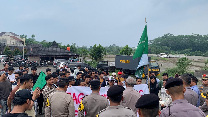 Unjukrasa mahasiswa ingatkan kepolisian netral di konstetasi Pilkada Banten. [Foto: AMR/RMN]