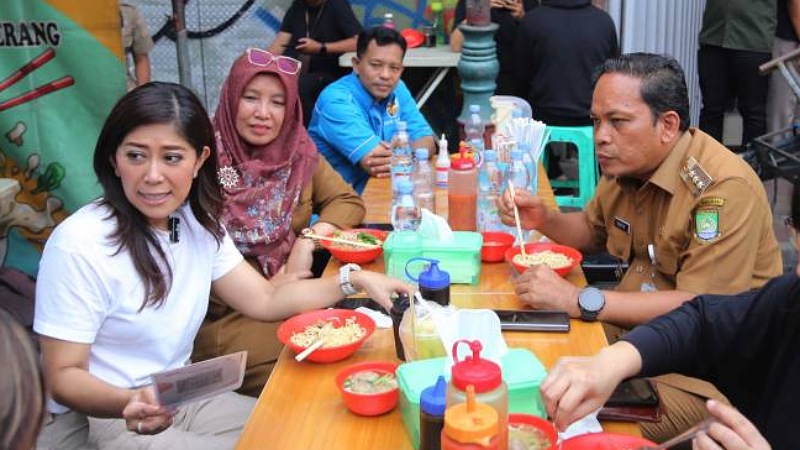 Menteri Komdigi MeutyaHafid bersama Pj Walikota Nurdin saat mencicipi makanan di Kota Tangerang. [Foto: Dok Pemkot/RMB]