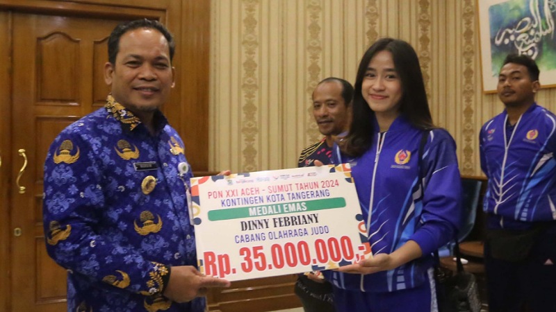 Pj Walikota Tangerang Nurdin secara simbolik menyerahkan bonus penghargaan terhadap atlet berprestasi. [Foto: Dok Pemkot/RMB]