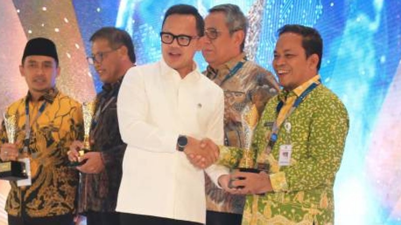 Pj Walikota Tangerang Nurdin mewakili Pemkot Tangerang menerima penghargaan APBD Award 2024 yang diserahkan Wamendagri Bima Arya. [Dok. Pemkot/RMB]