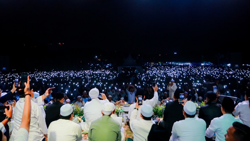 Acara Tangsel Bersholawat dihadiri puluhan ribu mawsyarakat dari berbagai tempat. [Foto: Dok Pemkot/RMN]