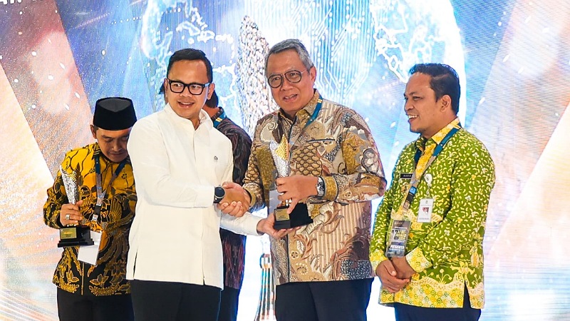 Wakil Menteri Dalam Negeri Bima Arya menyerahkan penghargaan APBD Awar 2024 kepada Walikota Tangsel, Benyamin Davnie. [Foto: Dok Pemkot/RMB]