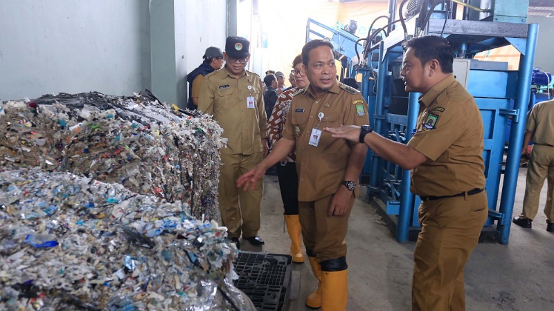 Walikota Tangerang Nurdin saat di Tempat Pemrosesan Akhir (TPA) Rawa Kucing, Senin (9/12). [Foto: Dok Pemkot/RMB]