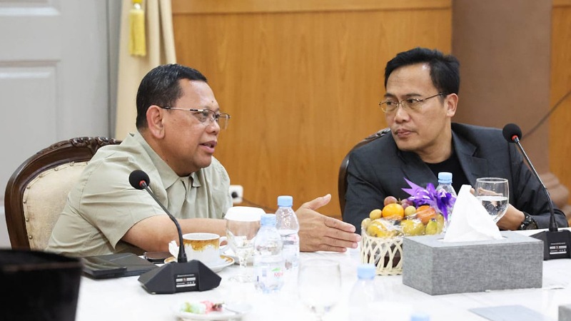 Pj Gubenur Banten Ucok A Damenta dengan Sekretaris Kementerian Kependudukan dan Pembangunan Keluarga, Budi Setiyono. [Foto: Adpimpro Setda Banten/RMB]