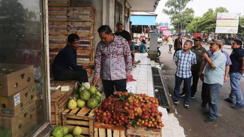 Pj Wali Kota Tangerang saat meninjau Pasar Sipon. [Foto: Dok Pemkot Tangerang/RMB]