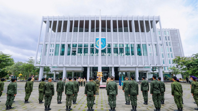 Wali Kota Tangsel, Benyamin Davnie memberikan semangat kepada puluhan Menwa mahasiwas Upam yang ikut Bela Negara. [Foto: Dok Pemkot Tangsel/RMB]