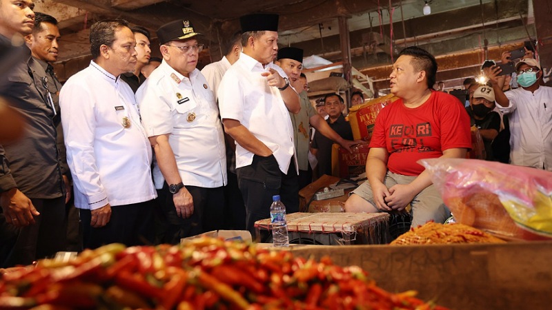 Mendagri M Tito Karnavian saat meninjau harga sembako di Pasar Induk Tanah Tinggi (PITT) Kota Tangerang. [Foto: Adpimpro Setda Banten/RMB]