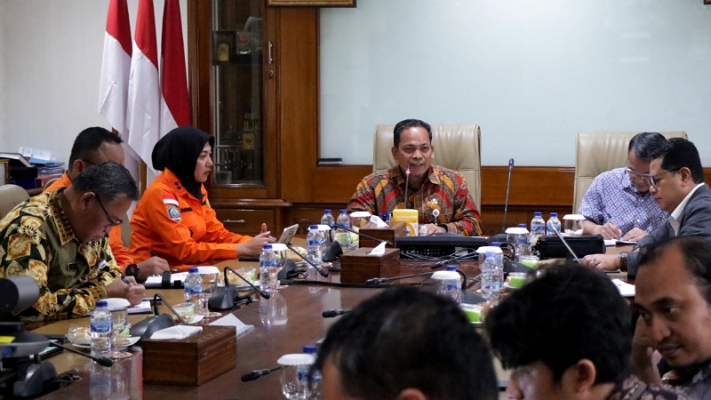 Pj Wali Kota Tangerang Nurdin saat menggelar Rakor bersama denga Angkasapura, BNPB, Basarnas, dan BBWS. [Foto: Dok Pemkot Tangerang]