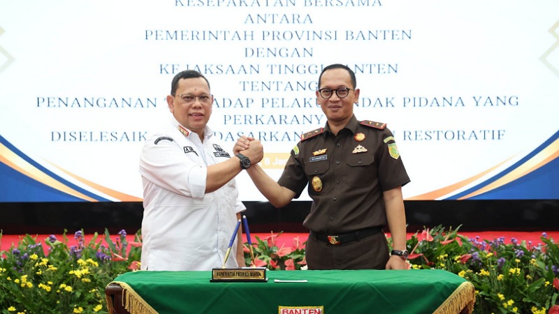 Pj Gubernur Banten Ucok A Damenta dengan Kepala Kejati Banten Siswanto. [Foto: Adpimpro Setda Banten/RMB]