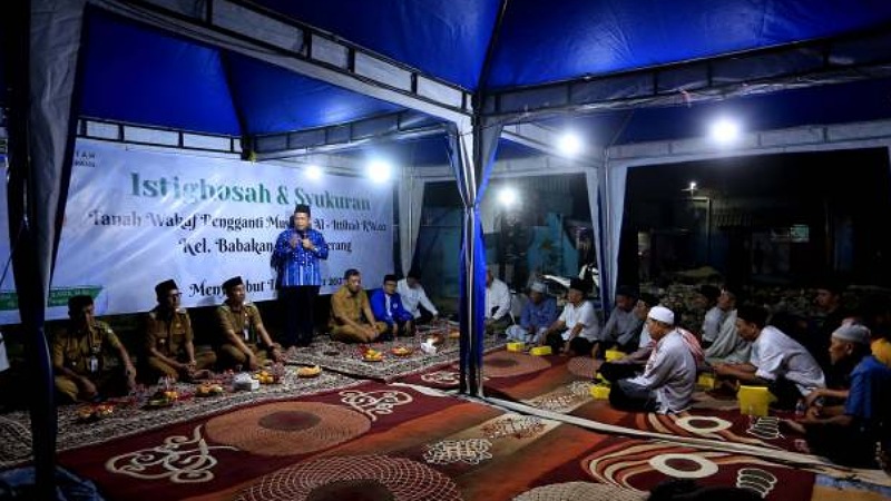 Pj Walikota Tangerang Nurdin saat menyerahkan wakaf tanah pengganti mushola ke warga Babakan. [Foto: Dok Pemkot/RMB]