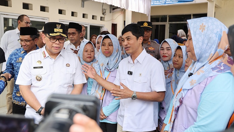 Pj Gubernur Banten Ucok A Damenta saat mendampingi Wamenkes Dante Saksono Harbuwono dalam Kunker di Desa Tembong, Pandeglang. [Foto: Adpimpro Setda Banten/RMB].