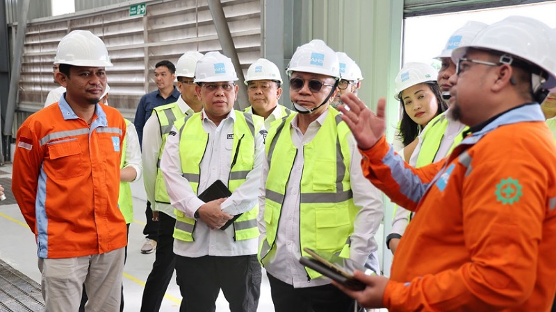 Menko Pangan Zulkifli Hasan saat meninjau pabrik garam di Kabupaten Serang. [Foto: Adpimpro Setda Banten/RMB]