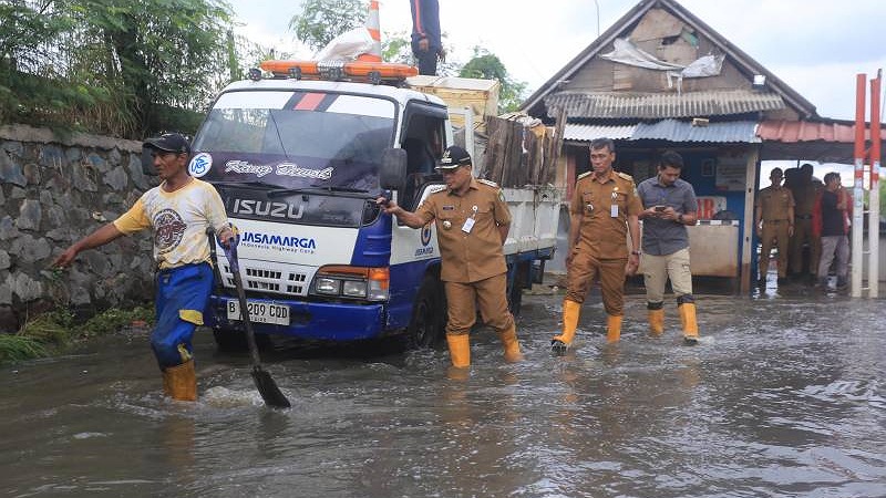 Pj Walikota Tangerang Nurdin saat meninjau genangan di Pondok Bahar, Tarang Tengah. [Foto: Dok Pemkot/RMB]