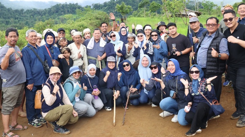 Pj Gubernur Banten Ucok A Damenta dan rombongan saat kunjungan Saba Baduy di Desa Kanekes, Kabupaten Lebak, Sabtu (18/1). [Foto: Adpimpro Setda Banten/RMB]