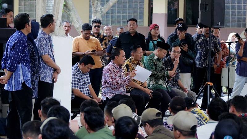 Pj Walikota Tangerang Nurdin menemui tenaga harian lepas (THL) yang tidak lolos tes. [Foto: Dok Pemkot/RMB]