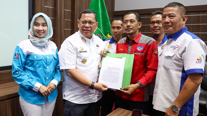 Pj Gubernur Banten Ucok A Damenta saat menerima aspirasi dari KSPI Banten terkait UMSK 2025. [Foto: Adpimpro Setda Banten/RMN]