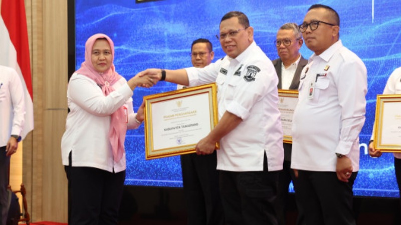 Pj Gubernur Banten, Ucok A Damenta menyerahkan penghargaan HAM ke Kabupaten  Tangerang. [Foto: Dok Pemkab/RMB]