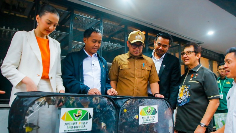 Wakil Wali Kota Tangerang Selatan, Pilar Saga Ichsan, bersama Menteri Kehutanan Raja Juli Antoni, meresmikan Aviary Park Indonesia sebagai pusat konservasi satwa. --Dok Pemkot Tangsel -