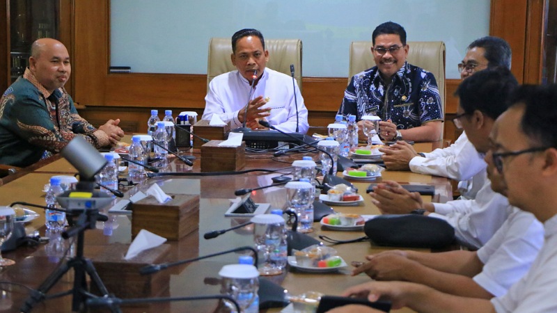 Penjabat (Pj) Wali Kota Lhokseumawe, A. Hanan (kanan) diterima Pj Wali Kota Tangerang Nurdin dalam Kunker ke Kota Tangerang. [Foto: Dok Pemkot Tangerang]