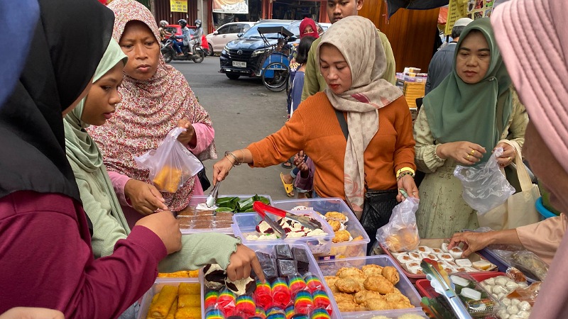 Pemburu jajadan berbuka saat bulan puasa. - Dok Pemprov Banten -