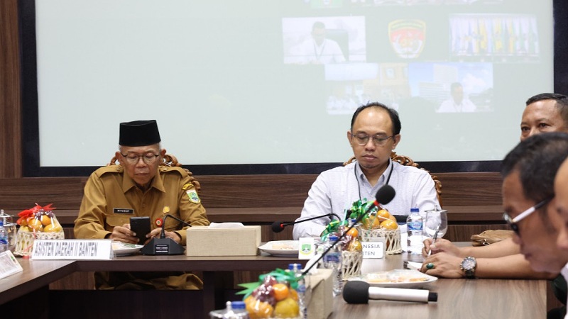 Rakor Pengendalian Inflasi Daerah yang dipimpin oleh Plt Sekretaris Jenderal (Sekjen) Kementerian Dalam Negeri (Kemendagri), Tomsi Tohir. [Foto: Adpimpro Setda Banten]