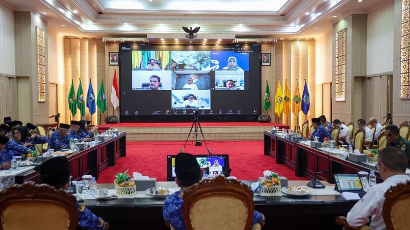 Rapat koordinasi pengendalian inflasi daerah yang dipimpin Mendagri secara virtual di Pendopo Gubernur Banten KP3B Curug, Kota Serang, Senin (17/2). [Foto: Dok Adpimpro Setda Banten]