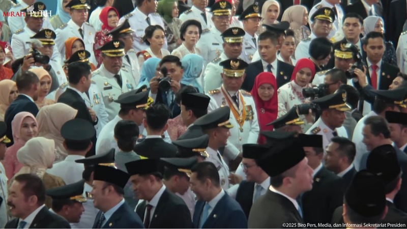 Presiden Prabowo Subianto, Wapres Gibran Rakabuming Raka dan para menteri KMP memberikan ucapan selamat kepada ratusan kepala daerah yang baru dilantik. [Foto: TangkapanLayar/RMN]