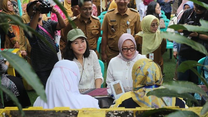 Menteri PPPA Arifah Fauzi bersama Wamen PPPA Veronica Tan mengunjungi Kampung Jimpitan di Kota Tangerang. [Foto: Dok Pemkot/RMN]