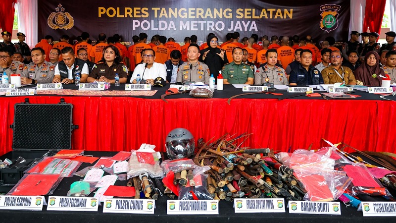 Baran bukti hasil tangkapan kejahatan kriminila di wilayah Tangerang selatan. - Foto: Dok Pemkot Tangsel -