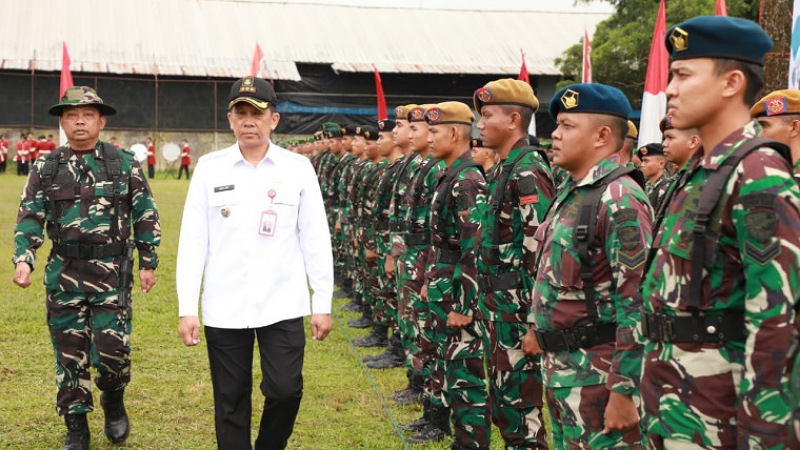 Penjabat (Pj) Bupati Tangerang, Andi Ony, saat menjadi nspektur upacara TMMD ke-123 resmi dibuka di Desa Bantar Panjang, Tigaraksa. - Foto: Diskominfo Tangerang-