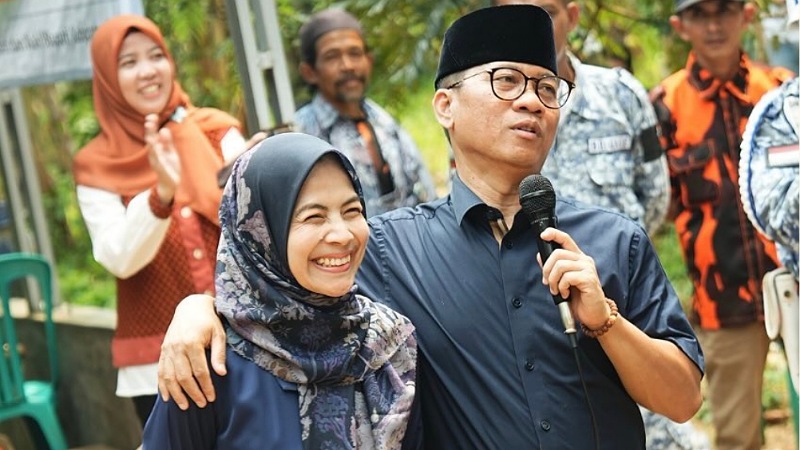 Yandri Susanto dan istri, Bupati Serang terpih Ratu Rachmatu Zakiyah yang kemenangannya dibatalkan MK. - Foto: Dok. Ig Yandri Susanto -