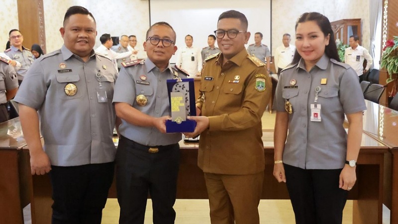 Gubernur Banten Andra Soni menerima kunjunga  jajaran Kantor Wilayah Kemenkumham Banten, Ditjen Imigrasi, dan Ditjen Pemasyarakatan di Gedung Negara Banten, Selasa (11/3). - Dok Adpimpro Setda Banten -