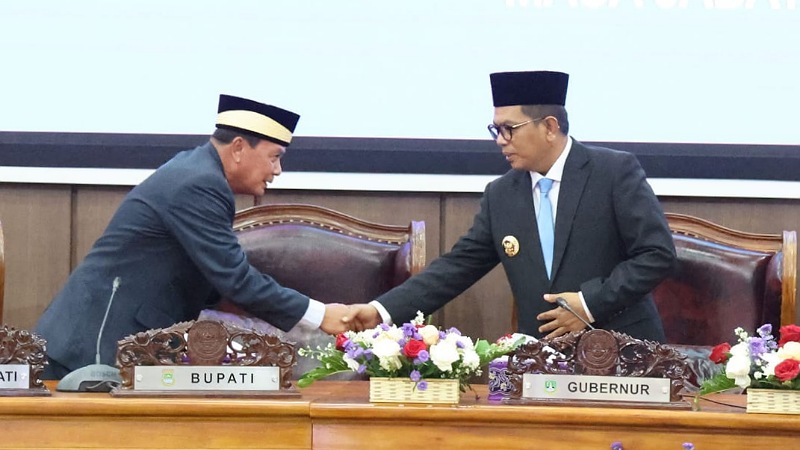 Gubernur Banten Andra Soni menghadiri Serah Terima Jabatan Bupati dan Wakil Bupati Tangerang, Rabu (5/3). - Adpimpro Setda Banten -